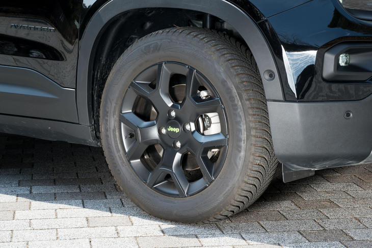 標準で装着される215/60R17サイズのオールシーズンタイヤ。オプションの「スタイルパック」を採用すると、215/55R18サイズのサマータイヤに変更される。