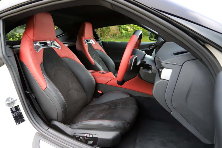 「RZ」（写真）と「SZ-R」には、本革とアルカンターラをあしらったスポーツシートが装着される。なお、過去の「スープラ」とは異なり、全車後席を持たない2シーター仕様となる。