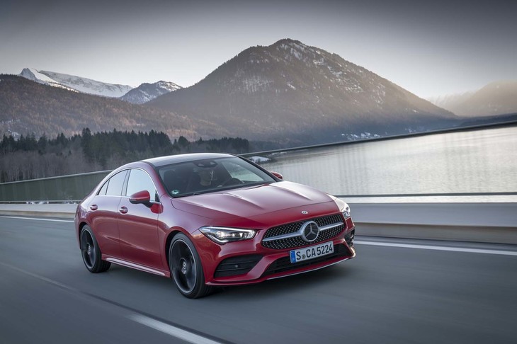「CLA250 4MATIC」の0-100km/h加速タイムはFFの「CLA250」と同じで6.3秒。最高速度は電子制御リミッターで250km/hに制限されている。
