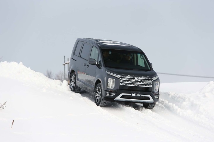 ボディーのスリーアングルは、アプローチアングルが21度、ディパーチャーアングルが23度、ランプブレークオーバーアングルが16.5度。