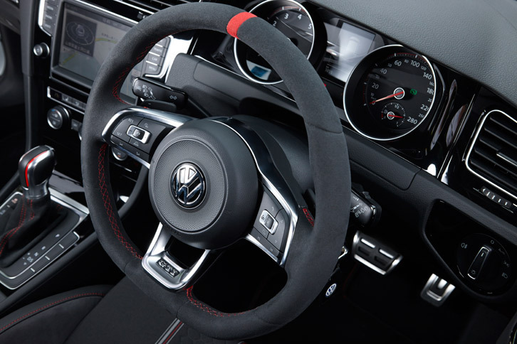 アルカンターラ巻きの3スポークステアリングホイール。赤いセンターマークが施されている。
