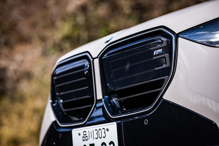 斜めのラインが入れられ、左右のリムが独立して光る大きなキドニーグリルも新型「X3」の個性を強める要素となっている。ブラックのリムカラーは「Mパフォーマンスモデル」の「M50 xDrive」グレードならではの特徴だ。