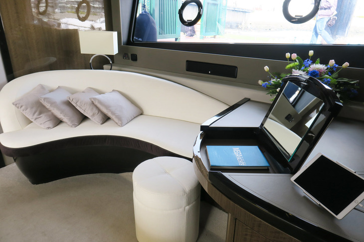 レクサスLY650（オーナーズルーム）