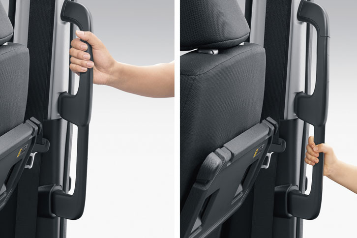 大型の乗降用アシストグリップを搭載。身長の低い子供でもつかみやすい高さに取っ手が付いている。