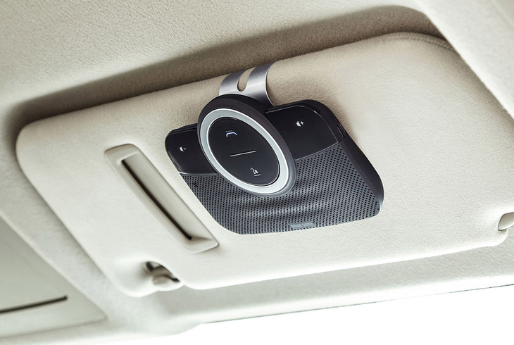 SANWA SUPPLY | Bluetoothハンズフリーカーキット
価格：1万0340円

安全・快適通話の強い味方

純正装備としてハンズフリー通話機能の採用が一般的となってきたいま、ヤングタイマー以前のモデルでの車内通話は外部機器に頼りたい。そんな車両に適した車載用ヘッドセットシステムが、サンワサプライの「Bluetoothハンズフリーカーキット MM-BTCAR3」。デュアルスピーカーとマイクを備えた本体は薄型でサンバイザーにフィット。スマートフォン等とBluetooth接続すれば、ノイズキャンセル機能付きのマイクが運転中でもクリアな音声を届け、音楽再生もできる高音質スピーカーで相手の声がしっかりと聞き取れる。仲間とのツーリングでも重宝するだろう。

問い合わせ：サンワサプライ 086-223-3311