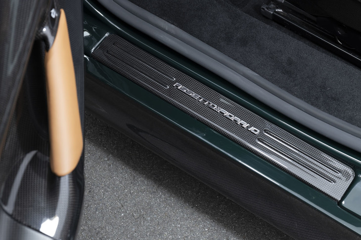 サイドシルに装着された「ASSETTO FIORANO」のロゴ入りキッキングプレート。試乗車には、サーキット走行向けのオプションパッケージ「アセットフィオラノ」が装備されていた。