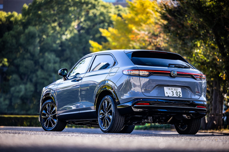 フロントと同じく、リアバンパーにもダーククロームモールディングを採用。ブラックのドアミラーも、ほかのグレードと「RS」グレードを識別するポイントのひとつだ。