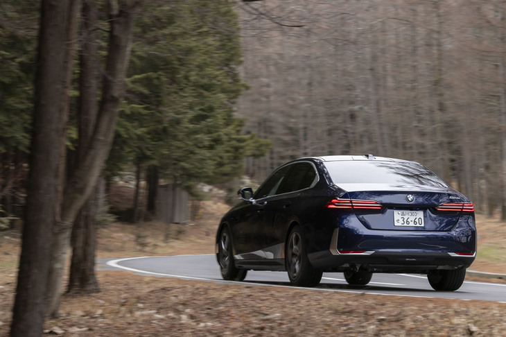 最小回転半径は5.7mだが、後輪操舵をチョイスした場合は5.3mとコンパクトカー並みに小さく回れるようになる。