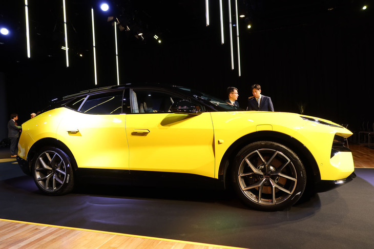 ロングホイールベースの軸間フロア下には駆動用リチウムイオンバッテリーを搭載。全長は5mを超える。