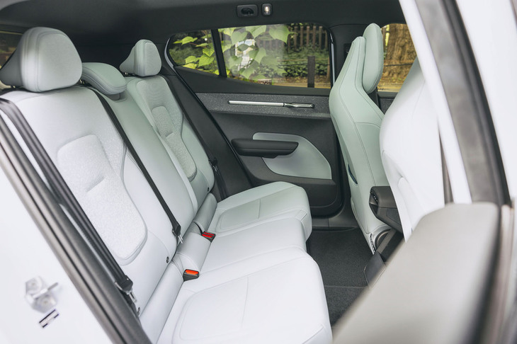 後席は60：40の分割可倒式。シートをはじめ内装の素材にはリサイクル材や再生可能素材が多用されている。