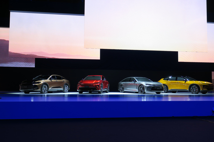 仕切りが上がり、いよいよ新型「トヨタ・クラウン」が世界初公開される。