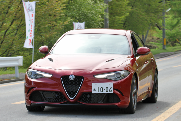 アルファとしては2011年に生産終了した「159」以来のベルリーナ（セダン）で、加えて後輪駆動となると、1992年に生産終了した「75」以来およそ四半世紀ぶりとなる新型「ジュリア」。