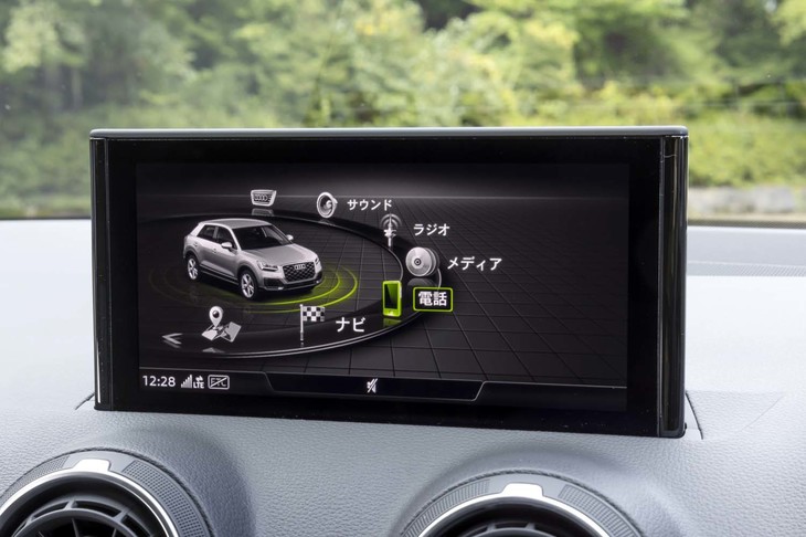 8.3インチディスプレイのナビゲーションシステムは、29万円のセットオプションに含まれる。