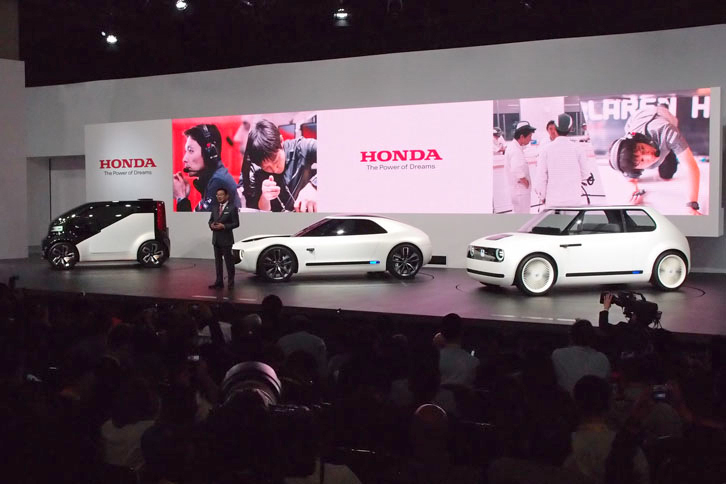 ホンダブースの様子。ステージ上に並ぶ展示車は、写真左から「NeuV」「スポーツEVコンセプト」「アーバンEVコンセプト」。
