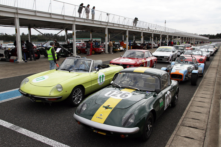 上位のスーパークリスタルカップと最上位のハイパークリスタルカップの混走レース決勝のコースインに備える20台の出走車両。