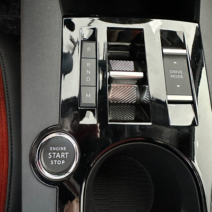 シフトセレクターとスタート＆ストップのスイッチ。