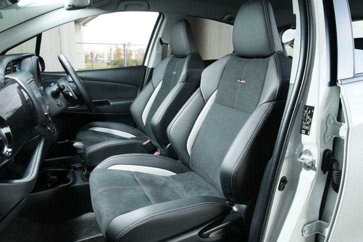 スポーティーなデザインの前席。座面と背もたれにはスエード調の表皮が、サイド部には合成皮革が採用されている。