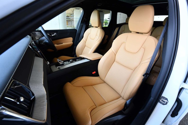 シートの表皮には通気性を高めるパンチングが施されている。前席（写真）には、電動調節機構のほかにマッサージ機能も備わる。