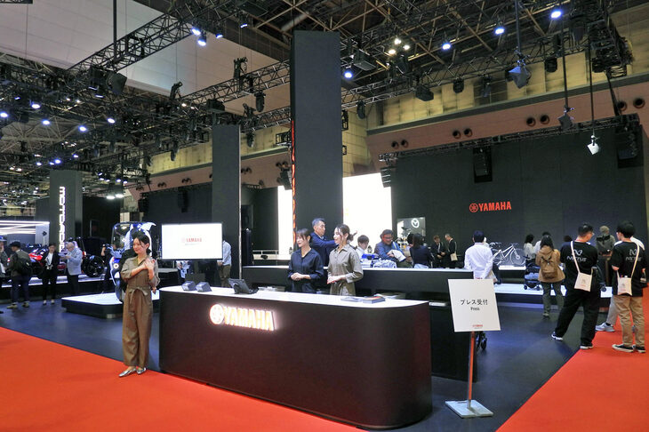 「ジャパンモビリティショー2025」より、ヤマハブースの様子。