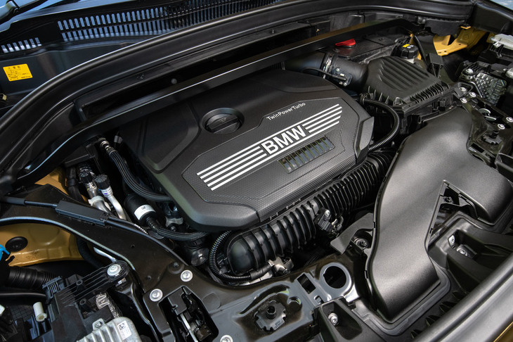 「xDrive20i」に搭載される2リッター直4ターボエンジンは、最高出力192ps、最大トルク280Nmを発生。ほかに1.5リッター直3ターボモデルもラインナップされる。
