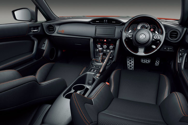 黒を基調とした室内には、オレンジのステッチがあしらわれている。