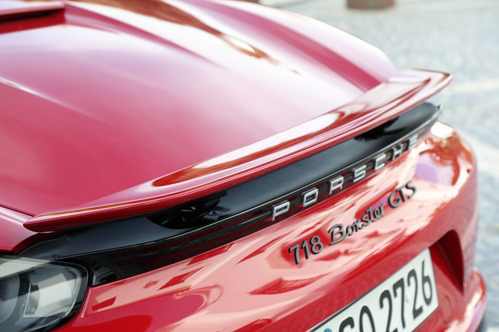 速度に応じて立ち上がる「718ボクスターGTS」のリアウイング。ブラックに塗られた車名ロゴは、「GTS」モデルならではのディテールだ。