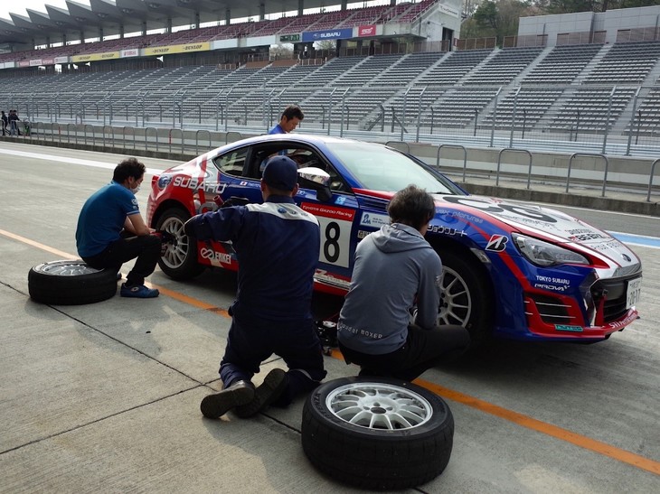 専有走行では、限られた30分の走行の中で予選シミュレーションと決勝シミュレーションをしているため、早く確実な作業が必要です。今回サポートに来てくださったディーラーメカニックさんは皆さん作業に慣れていて、各自の役割分担に合わせて、素早く作業をこなしてくれました。