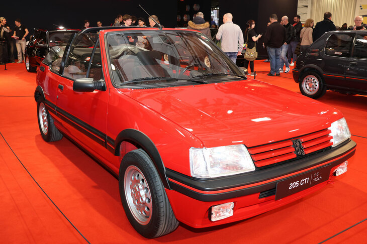 プジョーは「E-208GTi」のプロモーションと連動して、「205」時代からの「GTiパッション」をテーマに出展。これはその仲間として展示された「205CTi」。
