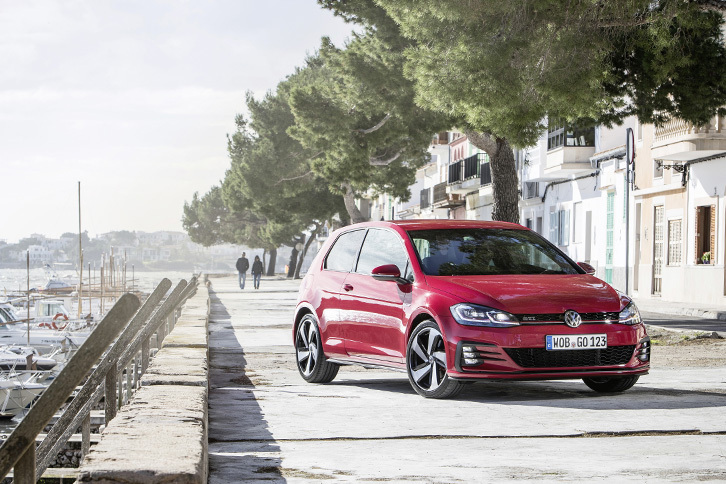 “ホットハッチ”の代名詞「ゴルフGTI」も化粧直し。前後バンパーやランプ類の意匠が変更された。