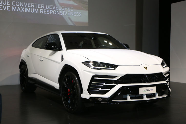 ランボルギーニがスーパースポーツユーティリティービークル（SSUV）と呼ぶ「ウルス」。0-100km/h加速が3.6秒、最高速が305km/hと公表される。