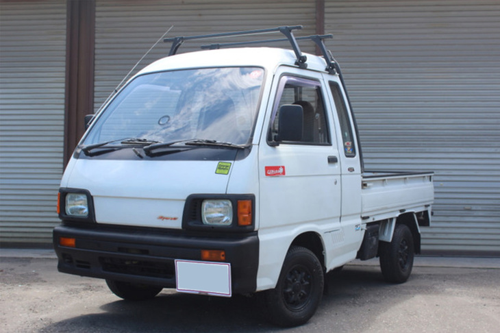 夜中にガバと跳ね起き、中古車サイトで軽トラを検索。掲載されていたこの写真にビビビと電気が走った！