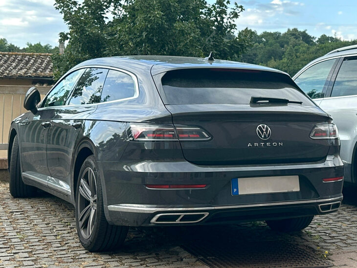 イタリア人が運転しているのを筆者が1台も見ないまま、2023年に生産終了が決定した「フォルクスワーゲン・アルテオン」。ようやく見つけたと思ったら、ポーランドのナンバーだった。