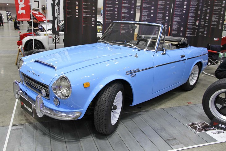 横浜ゴムが出展していた、「G.T.スペシャル クラシック Y350」の復刻版を履いた「ダットサン・スポーツ2000」（SRL311）。「フェアレディ2000」の北米仕様である。販売中の145/80R10に加え、165/80R14、175/80R14、165/80R15を2019年春に発売予定。