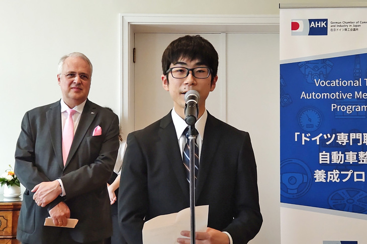 研修生代表としてあいさつに立った三菱ふそうトラック・バスの小玉 空氏。同社では社員の小玉氏を含め、18人の研修生をサポートするとしている。