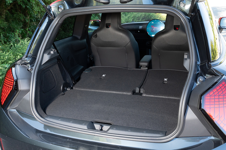 荷室の容量は210～725リッター。フロアボードをうまく使って後席格納時のフロアをフラットにしている。