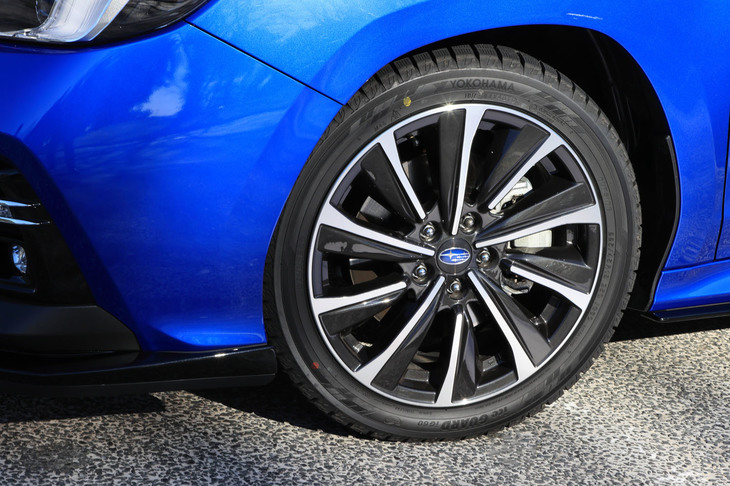 「STI Sport／STI Sport EX」に備わる、ブラック塗装と切削光輝加工を組み合わせた18インチアルミホイール。雪上試乗に合わせ、ヨコハマのスタッドレスタイヤ「アイスガードiG60」が装着されていた。