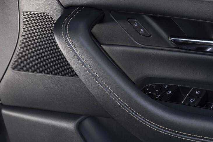 ドアアームレストに寄ってみる。ステッチを目立つようにレイアウトしたところにマツダの自信を感じる。