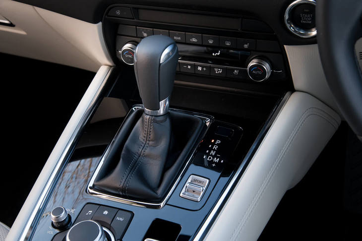 トランスミッションはトルコン式6段ATのみで、「CX-5」などに用意される6段MTの設定はない。シフトパドルは装備されておらず、手動変速時にはシフトレバーで操作する。