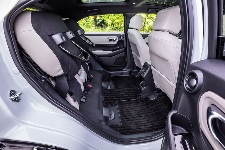 従来モデルと同じく、チップアップ＆ダイブダウン機構付き60：40分割可倒式リアシートを装備する。