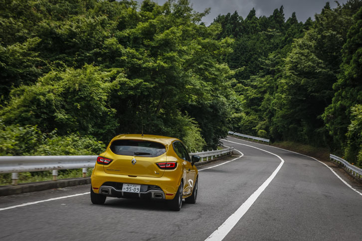 箱根のワインディングロードを行く「ルーテシアR.S.シャシーカップ」。