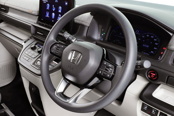 新型「ステップワゴン」では、パワーステアリングの制御を改良することで、ステアリングの操作性と操舵フィールを改善。ブレーキ制御でアンダーステアを抑制する「アジャイルハンドリングアシスト」も採用されている。