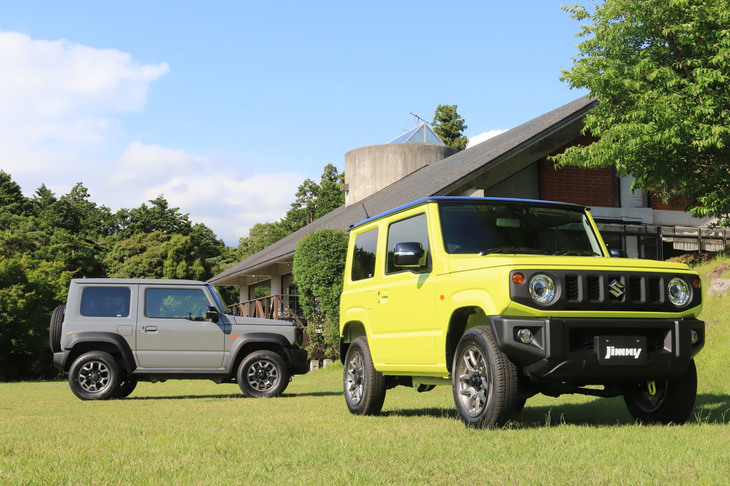 「スズキ・ジムニーXC」（右）と「ジムニーシエラJC」（左）。