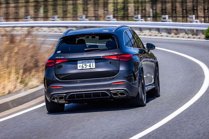 リアモーターは定格出力109PS、ピーク出力204PS（最大10秒間）を発生。リアアクスルのスリップ量が増えた場合には、プロペラシャフトを介して駆動力をフロントアクスルにも伝達し、4輪のトラクションバランスを高めるようになっている。