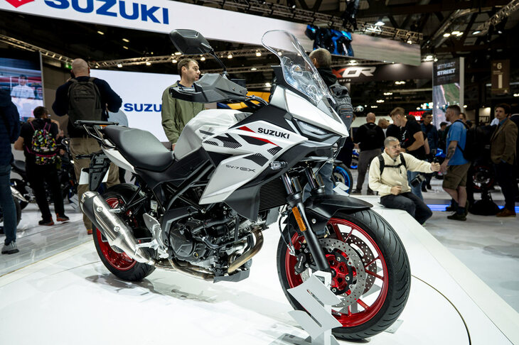 スズキが発表した新型スポーツツアラー「SV-7GX」。並列4気筒エンジンを搭載した上位モデル「GSX-S1000GX」より、コンセプトやアグレッシブなデザインを踏襲。25年もの時間をかけて熟成を重ねたVツインエンジンを、さらにアップデートして搭載している。複数のライディングモードやトラクションコントロール、クイックシフターなども装備。
