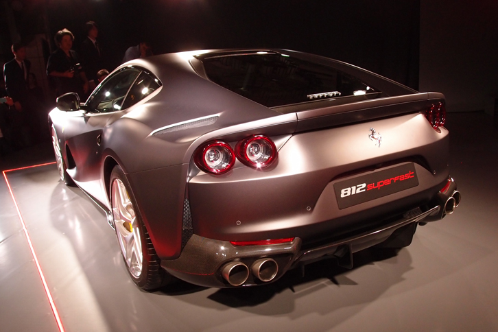 ボディーカラーには、フェラーリの70周年を記念した特別色「ロッソ・セッタンタ（70周年レッド）」も用意される。