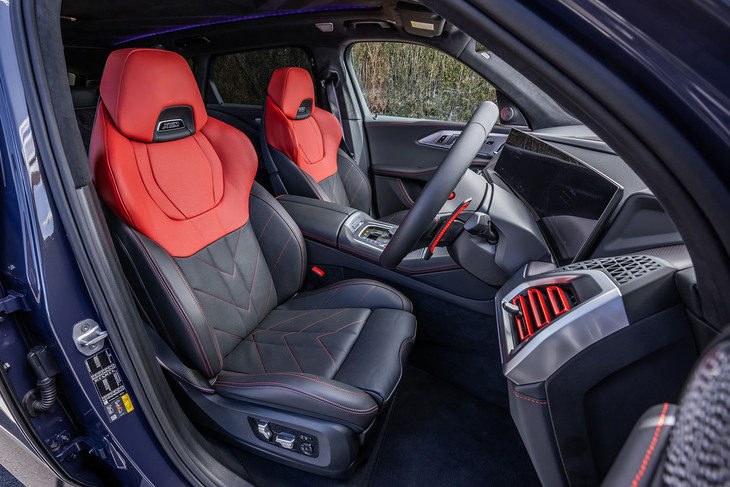 「XMレーベル」専用となるブラックとフィオナレッドのコンビネーションカラーにレッドのコントラストステッチがあしらわれた、「BMWインディビジュアル エクステンドレザーメリノシート」が採用される。