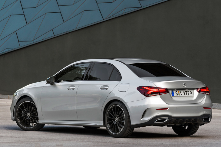 こちらは「メルセデス・ベンツAクラス セダン」。
	明照寺：「リアコンビランプのグラフィックも含めて、デザインにあまり必然性が感じられないんですよね」