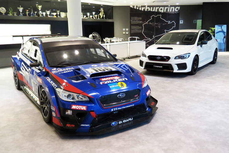 展示車両は随時変更される予定で、この日は2016年のニュルブルクリンク24時間レースのSP3Tクラスで優勝を果たした「スバルWRX STI NBRチャレンジ」と、コンプリートカーの「WRX STI タイプRA-R」、1993年のニュージーランドラリーで優勝した「レガシーRS Gr-A」が展示されていた。
