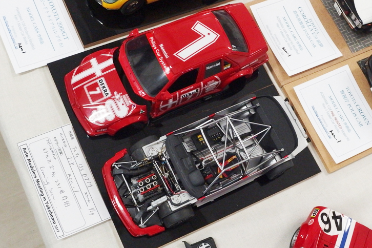 タミヤ製1/24「アルファ・ロメオ155 V6 TI」。DTM（ドイツ・ツーリングカー選手権）を戦ったアルファ・コルセのワークスカーである。もともとロールケージやパワートレインなども再現されていたキットだが、この細密さは製品の比ではない。