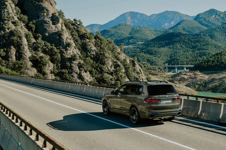 外装色が「マンハッタン」の「X7 xDrive40dブラックライン」。